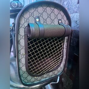 Absolutely beautiful pet carrier+Luggage tag.AMAZING QUALITY!So many compliments